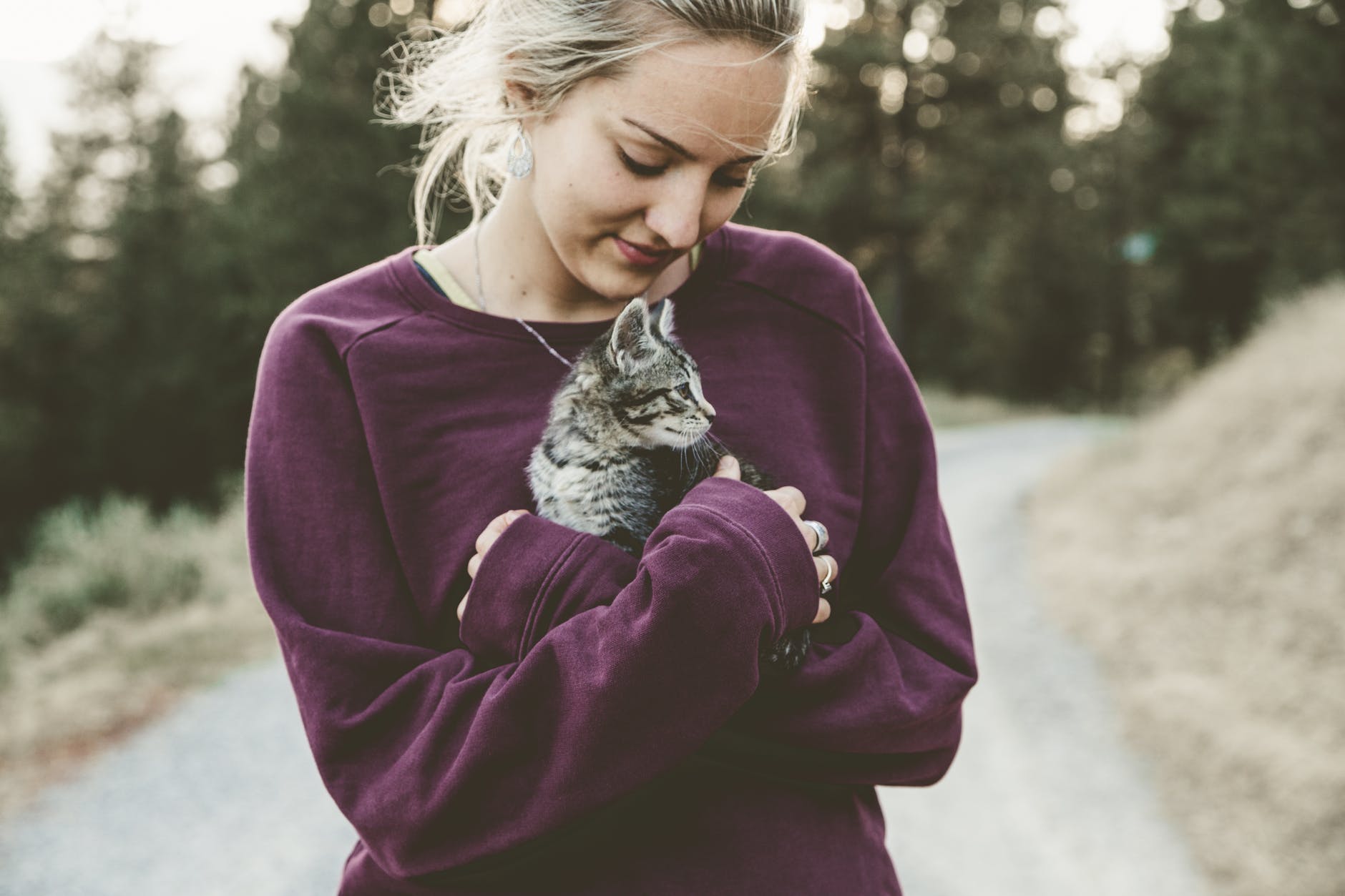 Kvinna håller en katt